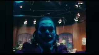 Man in suit dancing on stage — Joker